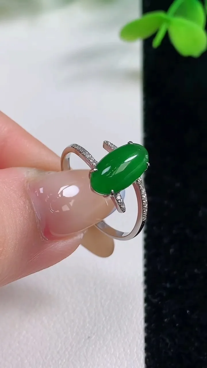 天然A货翡翠蛋面戒指，尺寸17.5-11.4-5.6-4.4，重量:2.61g2025年11月2日
