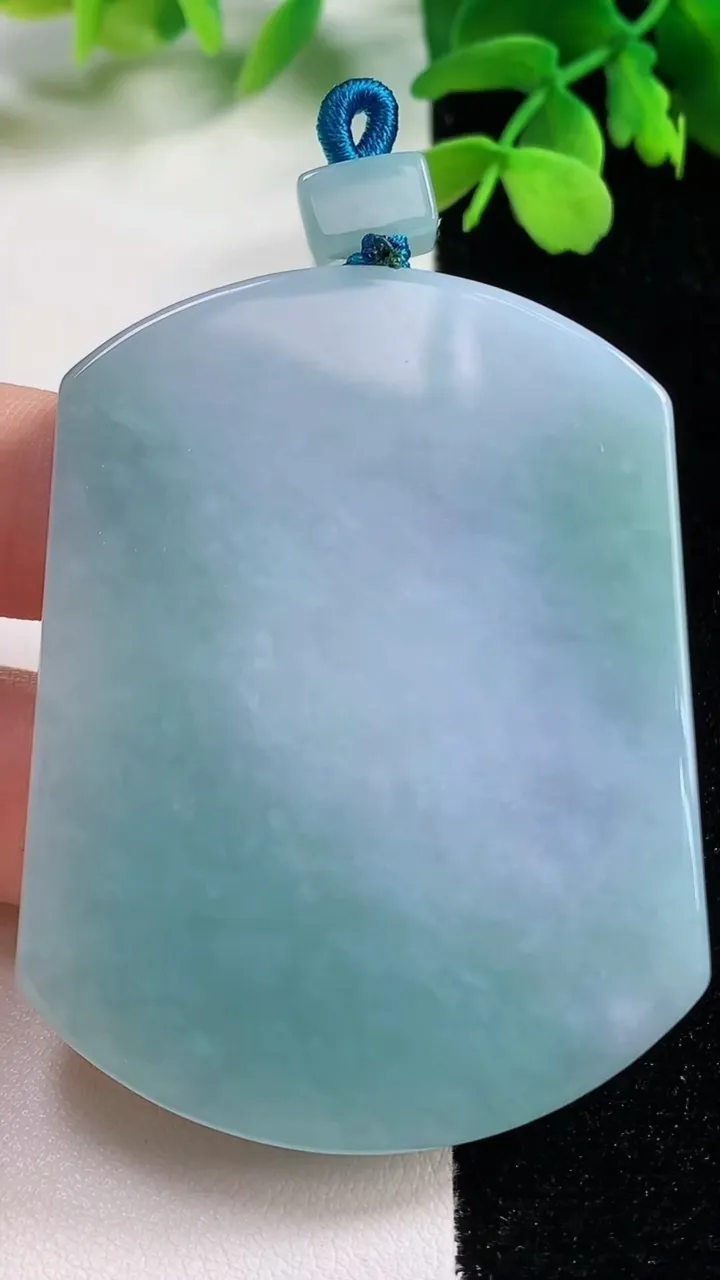 天然A货翡翠春带彩紫罗兰无事牌吊坠，尺寸58.4-44.4-6.3，重量:46.34g
11月2日