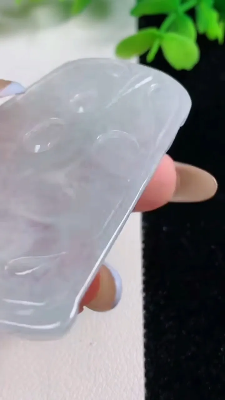 天然A货翡翠虚空藏菩萨吊坠，尺寸63.4-41.3-4.3，重量:24.20g
11月2日