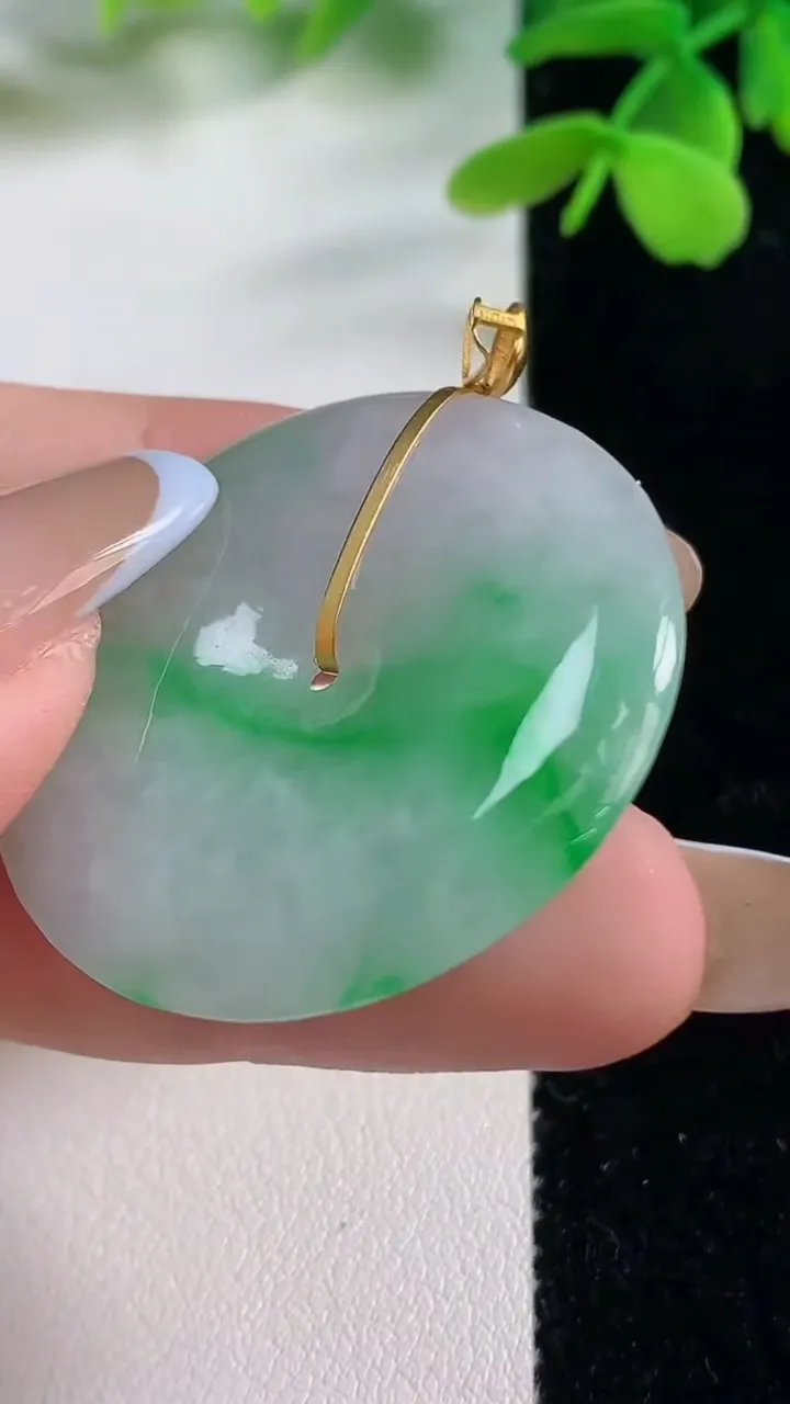 天然A货翡翠平安扣吊坠，尺寸35-5.5，重量:14.35g
11月2日