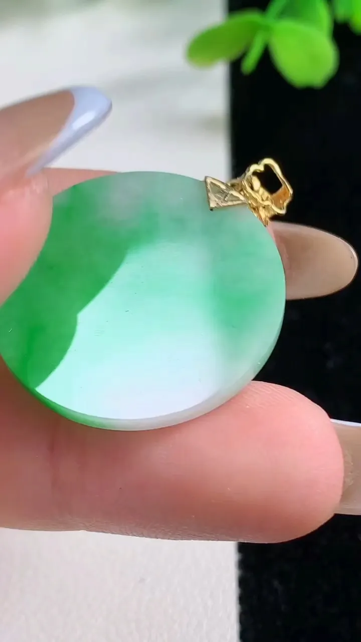 天然A货翡翠无事牌吊坠，尺寸26-2.3，重量:4.07g
11月2日