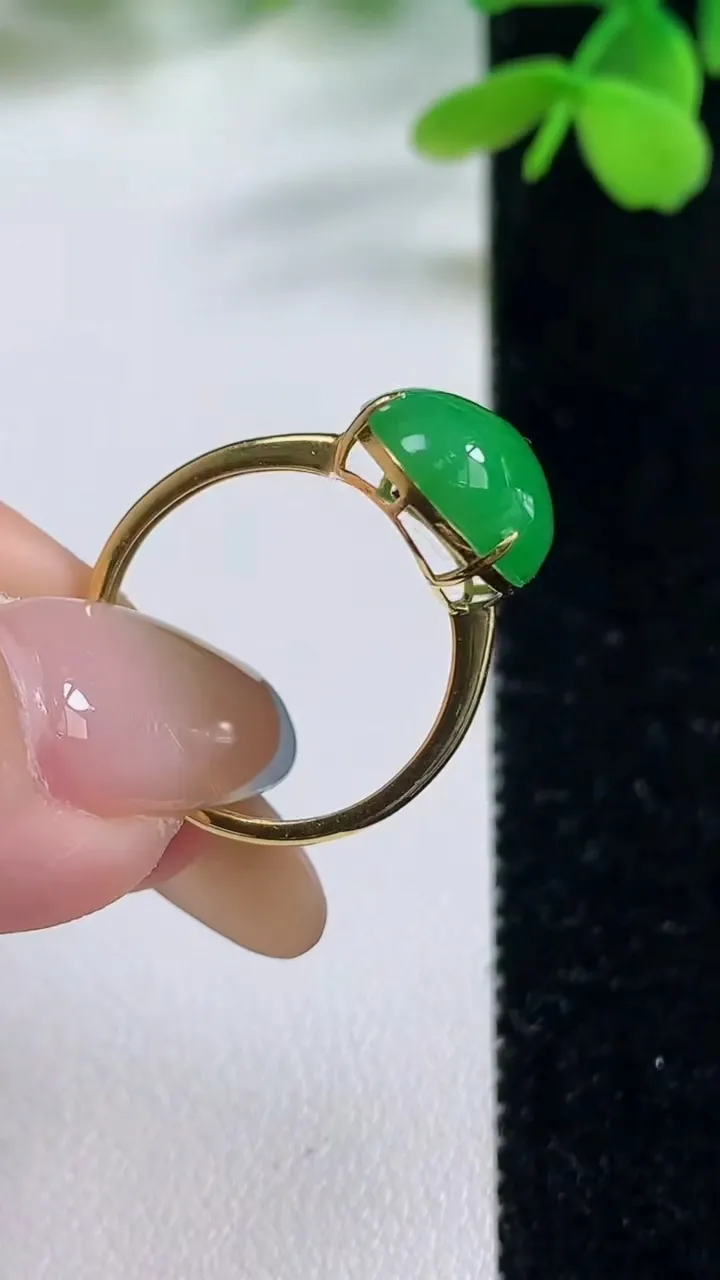 天然A货翡翠蛋面戒指，尺寸17.7-17-10.9-6.7，重量:3.55g2025年11月2日
工厂直销收藏佳品,种好水足，色泽均匀，有种有色，上手高大气！