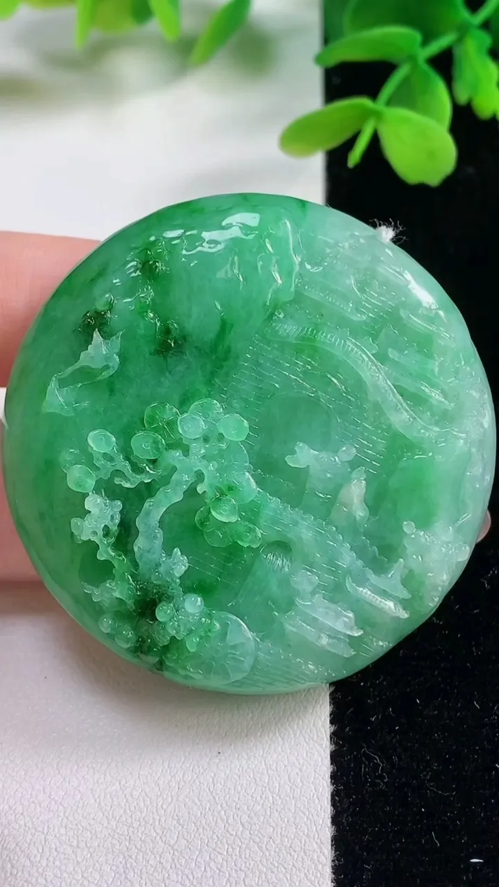 天然A货翡翠山水牌吊坠，尺寸49-12.1，重量:53.47g
11月2日