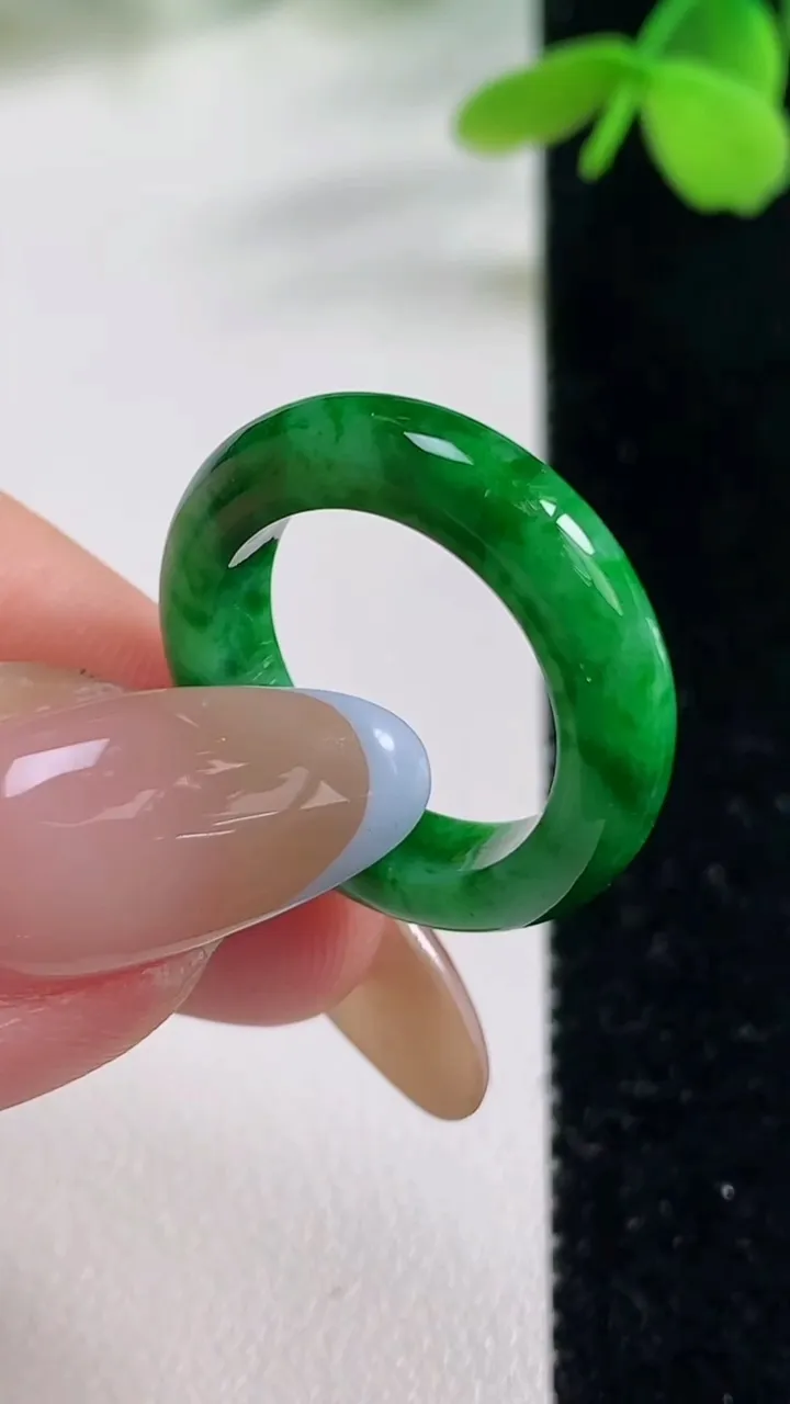 天然A货翡翠指环戒指，尺寸16.4-4.7-3.4，重量:3.50g2025年11月2日
工厂直销收