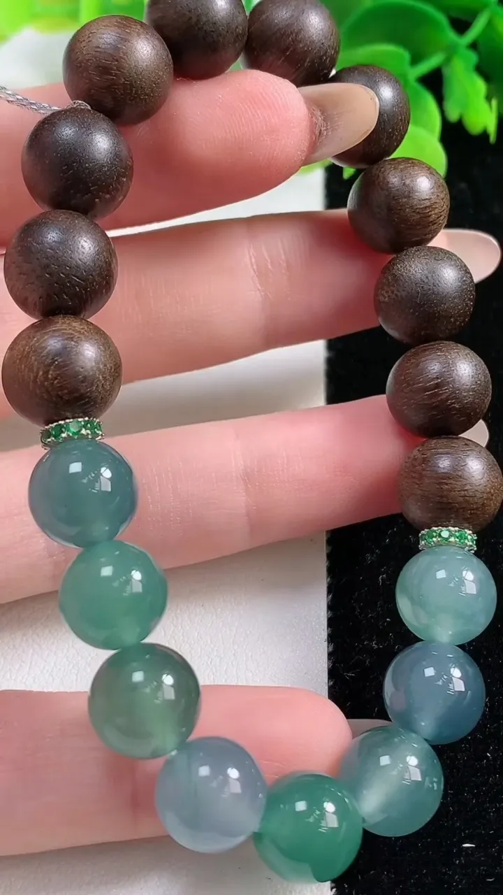 天然A货翡翠圆珠手串，尺寸9.7-8颗，重量:21.39g11月2日
工厂直销收藏佳品,种好水足，色