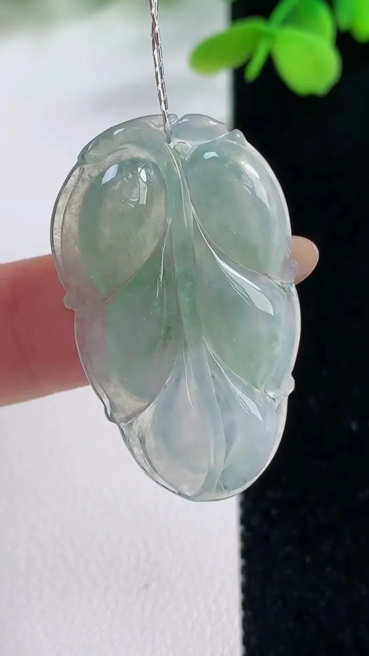天然A货翡翠金枝玉叶 叶子吊坠，尺寸35-21.8-4.2，重量:4.91g
11月2日