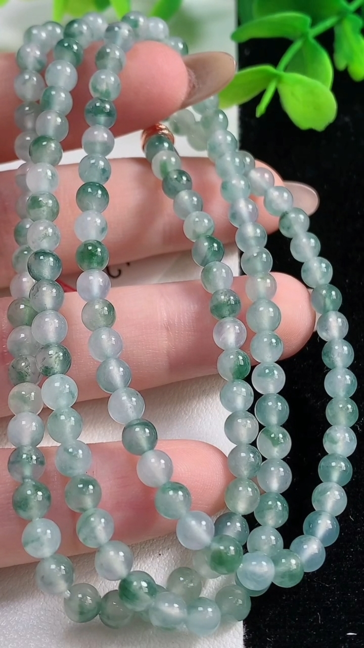天然A货翡翠冰种飘花圆珠项链，尺寸4.4-132颗，重量:22.21g
11月2日