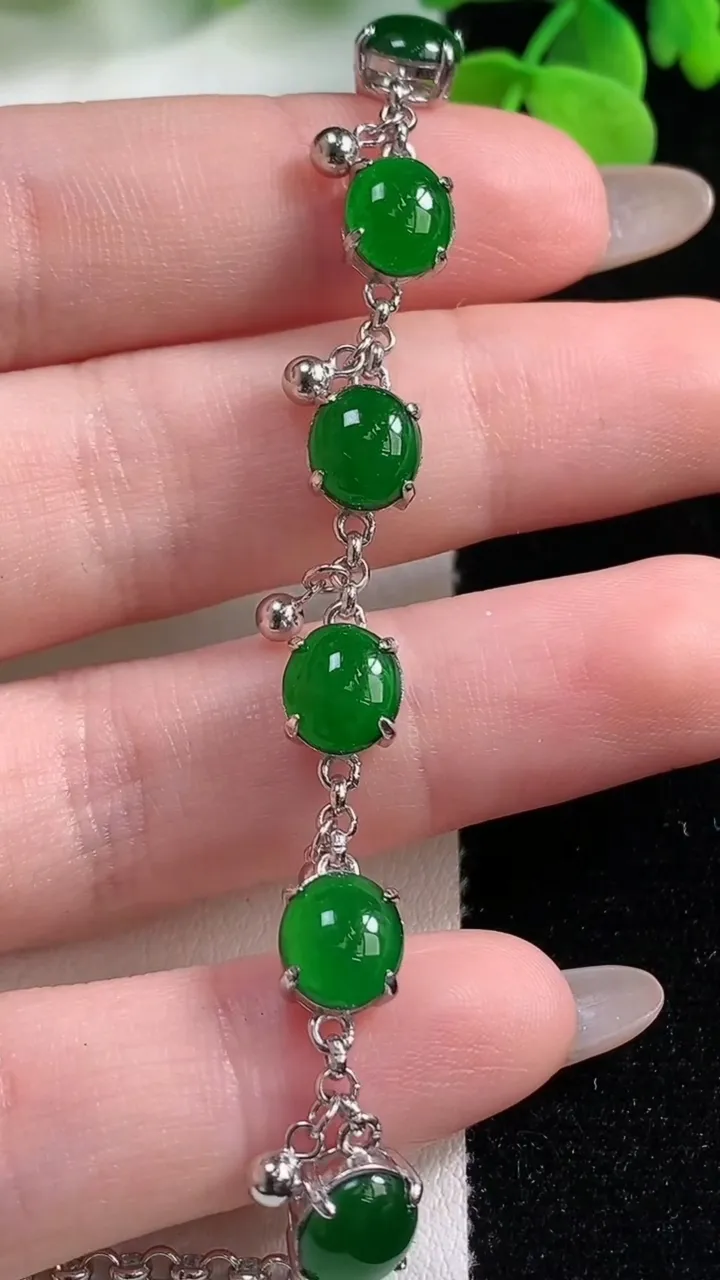 天然A货翡翠蛋面项链，尺寸7.9-6.6，重量:4.92g11月2日
工厂直销收藏佳品,种好水足，色泽均匀，有种有色，上手高大气！