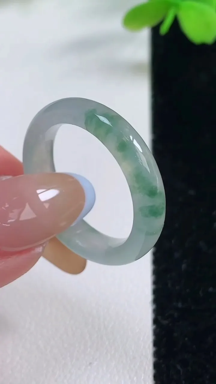 天然A货翡翠冰种飘花指环戒指，尺寸19.7-4.9-3.4，重量:3.84g2025年11月2日
工