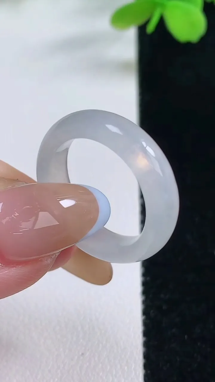 天然A货翡翠指环戒指，尺寸17.5-5.3-3.1，重量:3.62g2025年11月2日
工厂直销收藏佳品,种好水足，色泽均匀，有种有色，上手高大气！