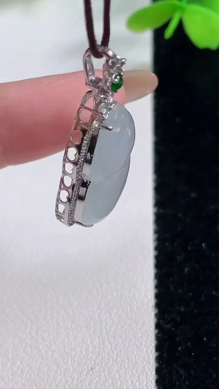 天然A货翡翠种白冰葫芦吊坠，尺寸33.8-17.7-8.3
11月2日