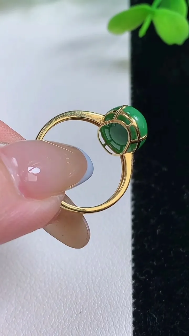 天然A货翡翠蛋面戒指，尺寸17.3-13-9.2-6.6，重量:2.26g2025年11月2日
工厂直销收藏佳品,种好水足，色泽均匀，有种有色，上手高大气！