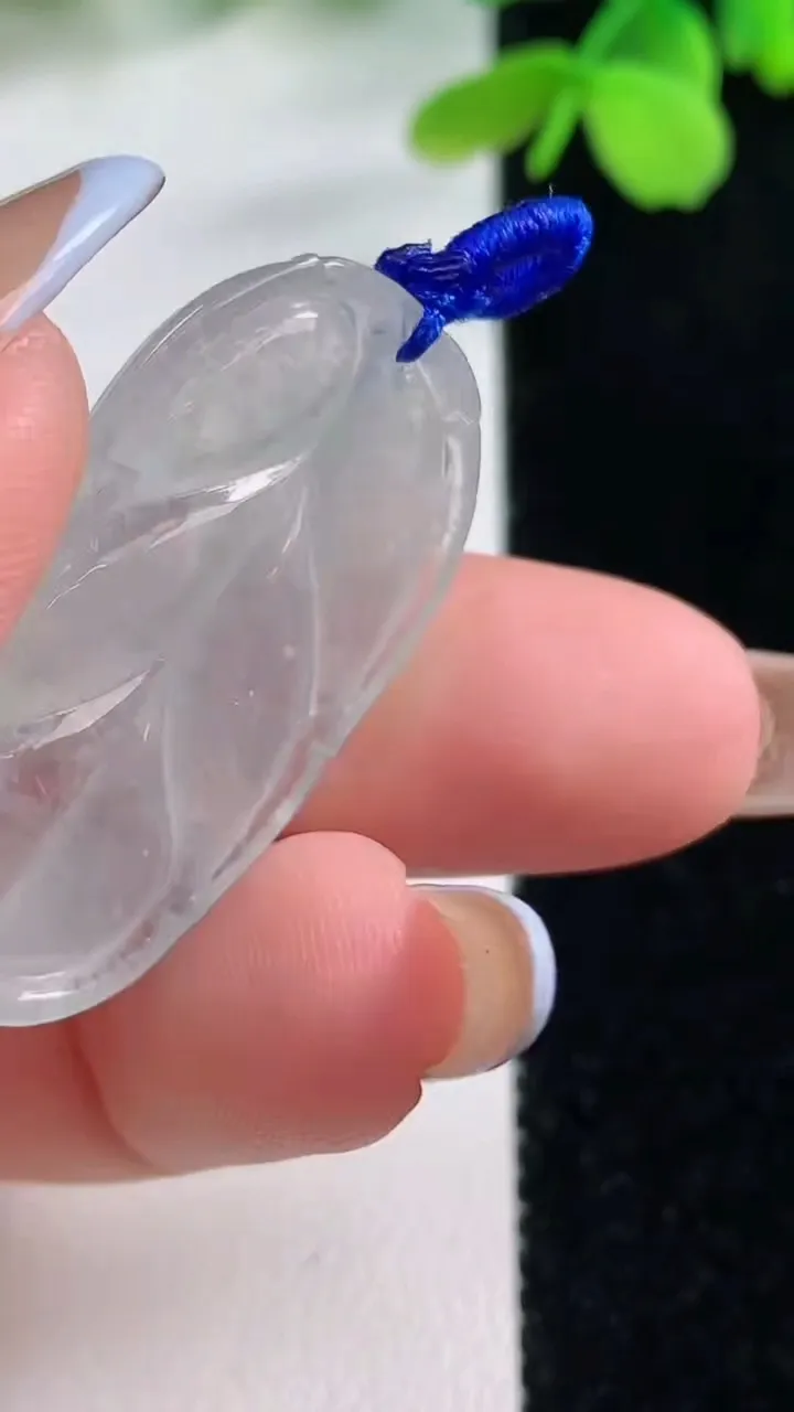 天然A货翡翠冰种飘花金枝玉叶 叶子吊坠，尺寸34.3-18.2-5.6，重量:6.93g
11月2日