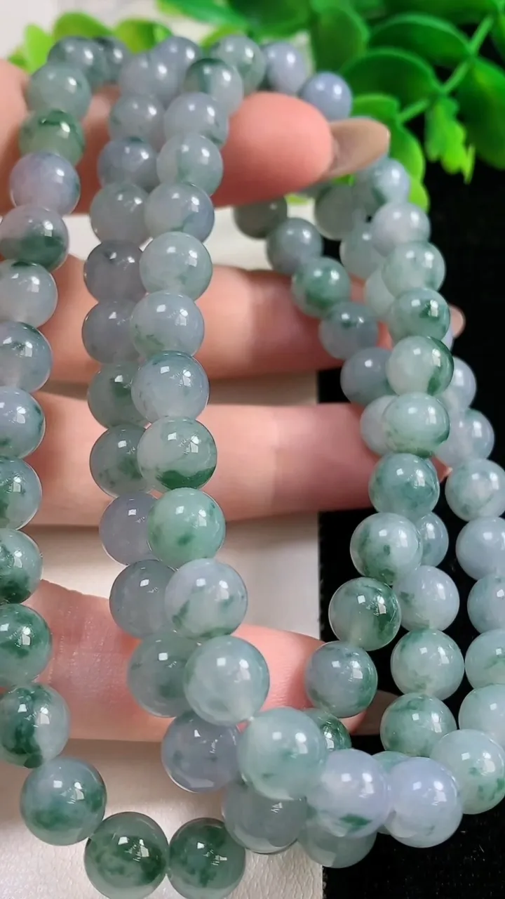 天然A货翡翠飘花圆珠项链，尺寸7.9-90颗，重量:75.71g
11月2日