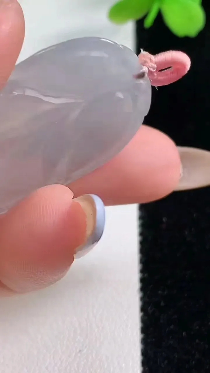 天然A货翡翠金枝玉叶 叶子吊坠，尺寸42.8-21.6-4.6，重量:7.65g
11月2日