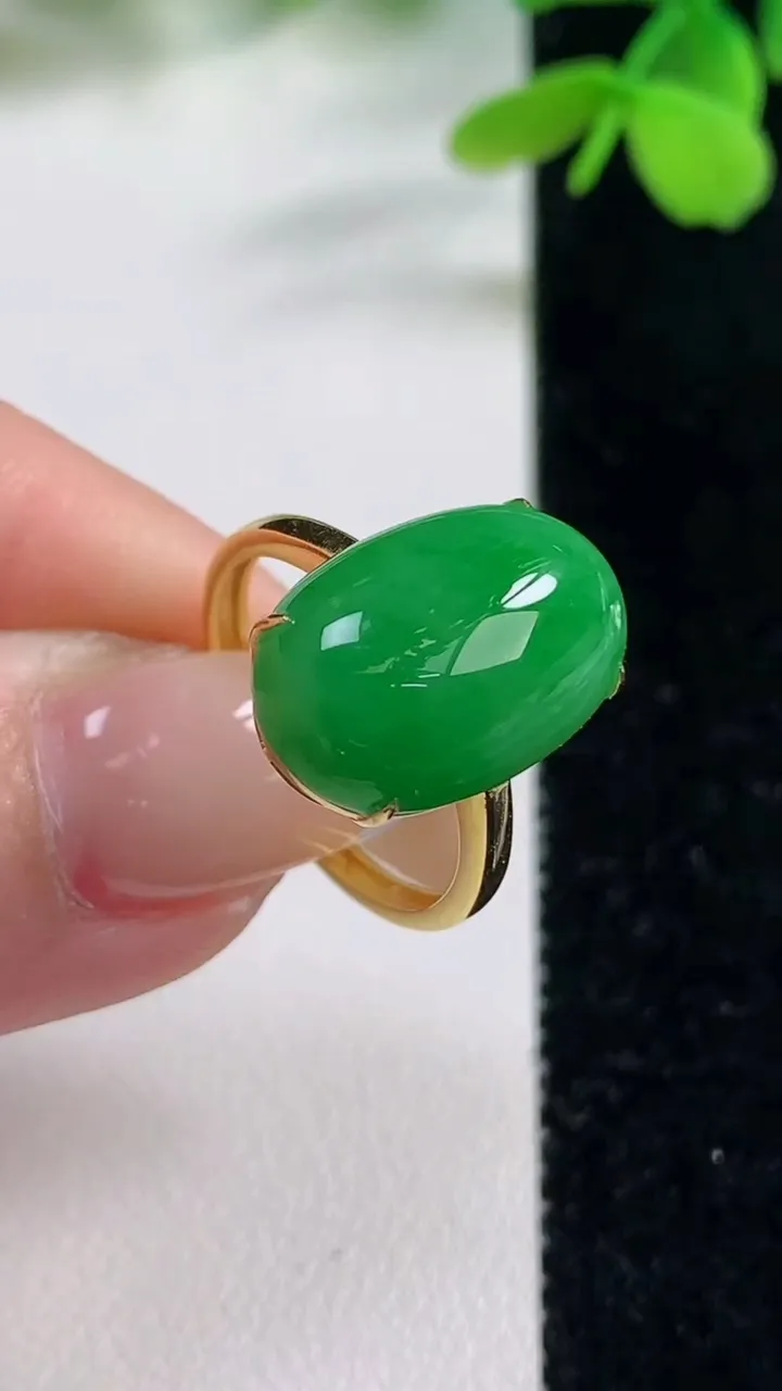 天然A货翡翠蛋面戒指，尺寸17.7-17-10.9-6.7，重量:3.55g2025年11月2日
工