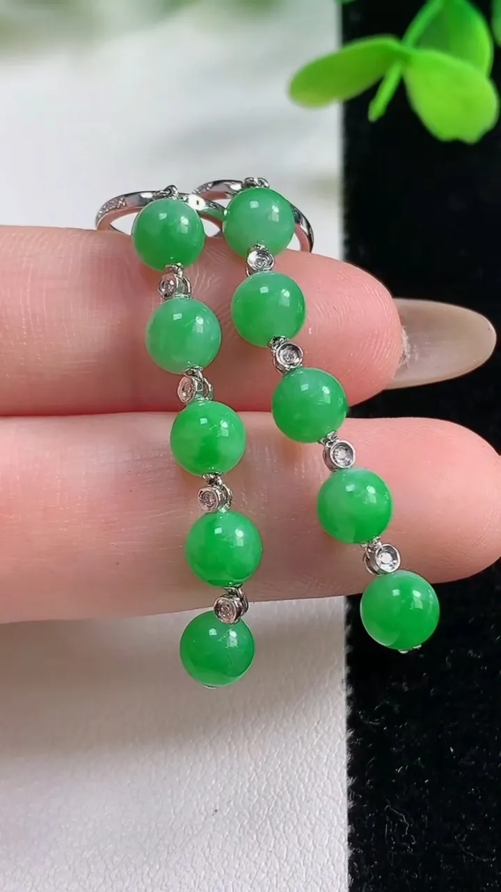 天然A货翡翠圆珠耳坠，尺寸5.7，重量:5.24g11月2日
工厂直销收藏佳品,种好水足，色泽均匀，有种有色，上手高大气！