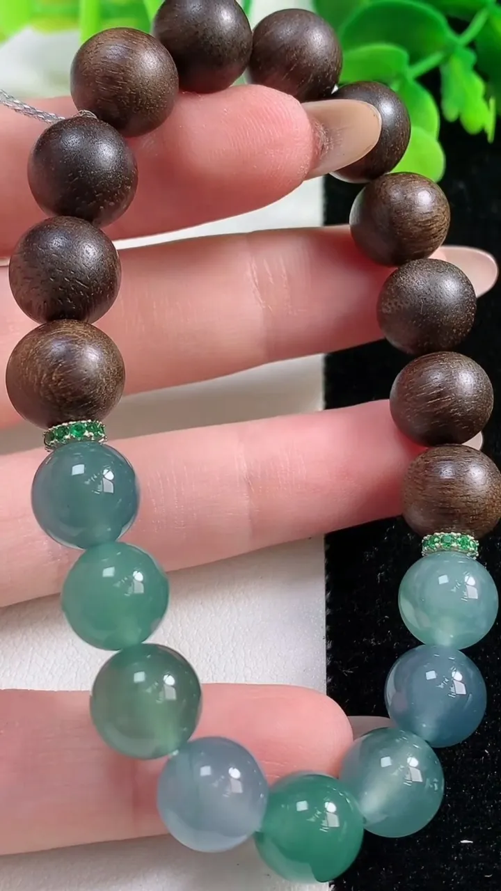 天然A货翡翠圆珠手串，尺寸9.7-8颗，重量:21.39g11月2日
工厂直销收藏佳品,种好水足，色泽均匀，有种有色，上手高大气！