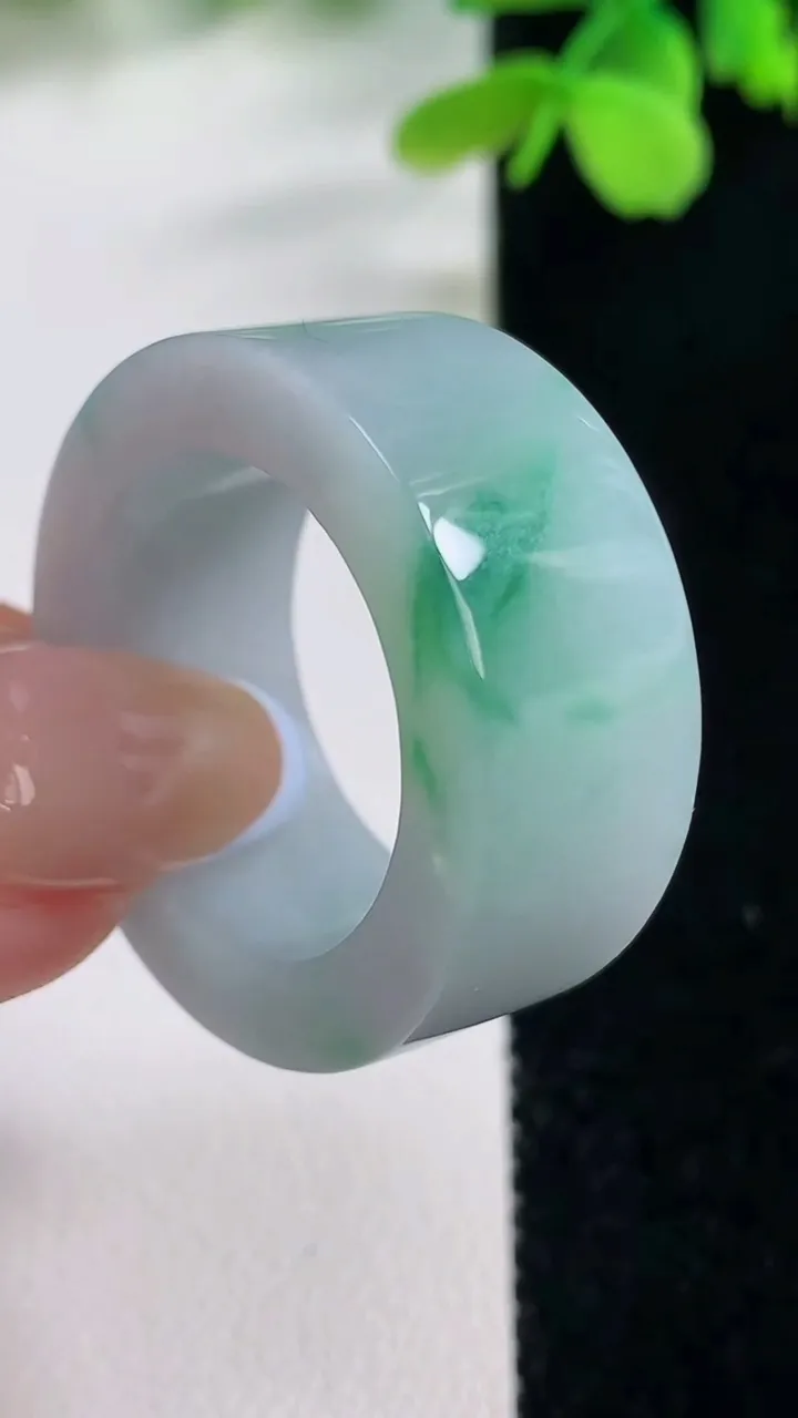 天然A货翡翠方形指环扳指，尺寸21.7-11.8-4.8，重量:16.76g2025年11月2日
工厂直销收藏佳品,种好水足，色泽均匀，有种有色，上手高大气！