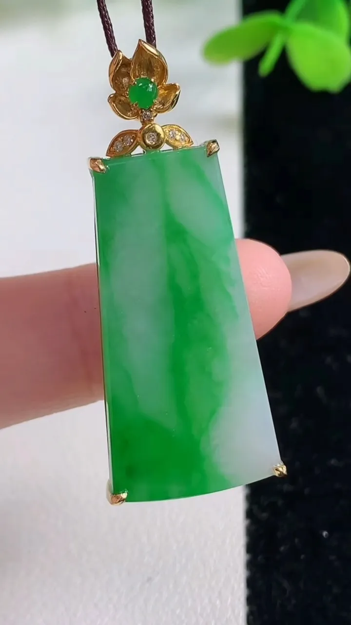 天然A货翡翠无事牌吊坠，尺寸31.7-15-5.2，重量:5.58g
11月2日