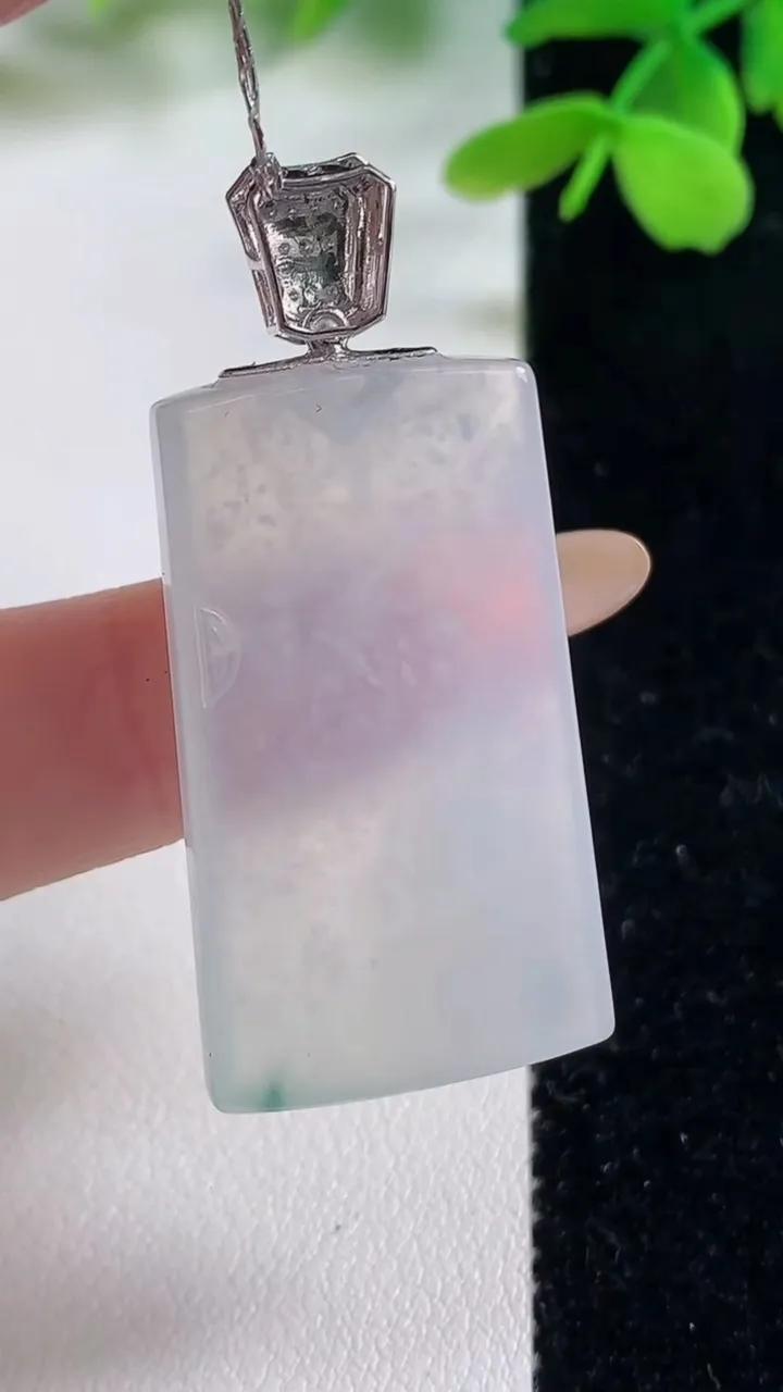 天然A货翡翠种飘花无事牌吊坠，尺寸35.7-20-5.1，重量:11.90g
11月2日