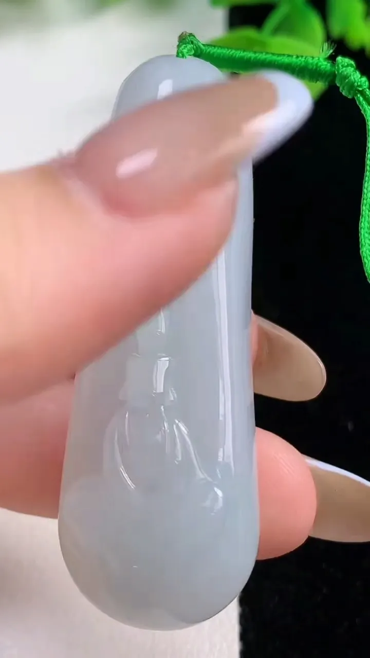 天然A货翡翠无相观音吊坠，尺寸57-17.8-10.5，重量:24.04g
11月2日