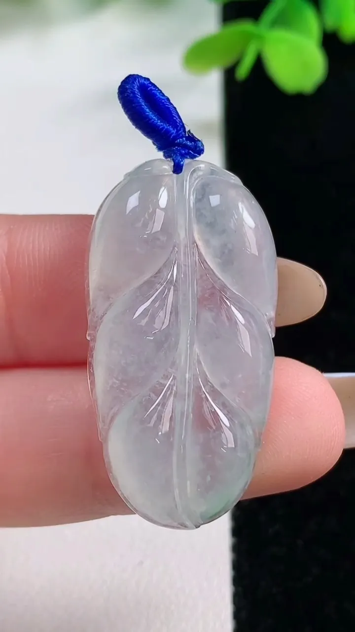 天然A货翡翠冰种飘花金枝玉叶 叶子吊坠，尺寸34.3-18.2-5.6，重量:6.93g
11月2日