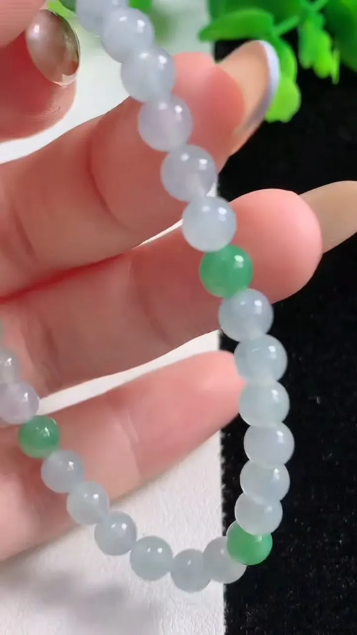 天然A货翡翠圆珠手串，尺寸5.2-34颗，重量:8.81g11月2日
工厂直销收藏佳品,种好水足，色泽均匀，有种有色，上手高大气！