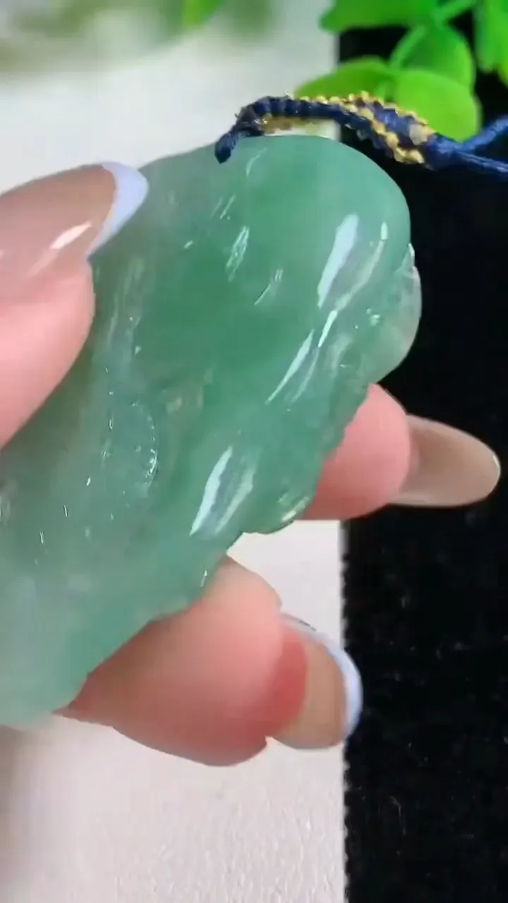 天然A货翡翠龙牌吊坠，尺寸55.8-34.7-16，重量:38.11g
11月2日