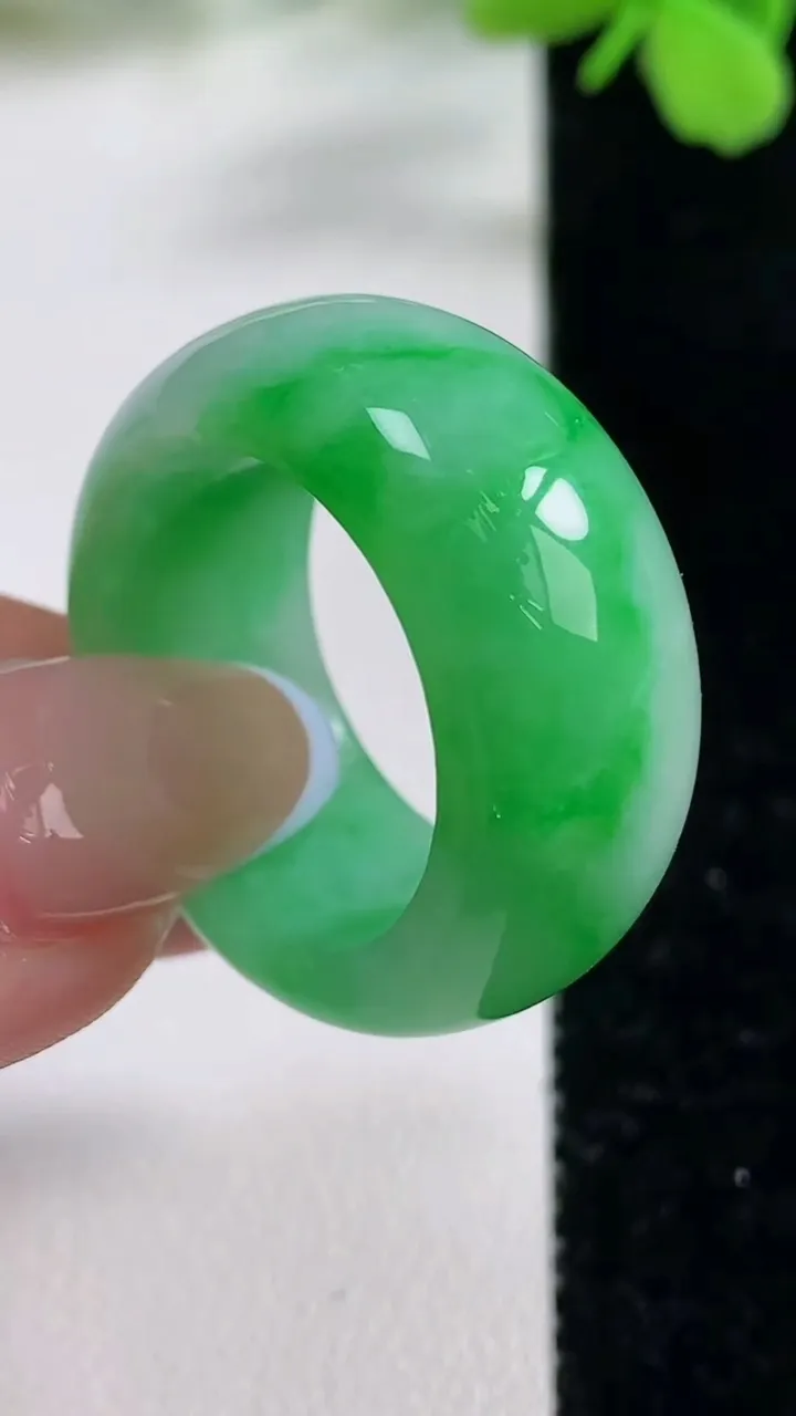 天然A货翡翠指环扳指，尺寸20.5-12-4.6，重量:13.22g2025年11月2日
工厂直销收藏佳品,种好水足，色泽均匀，有种有色，上手高大气！