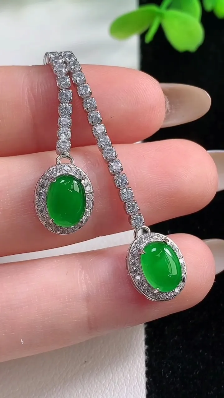 天然A货翡翠蛋面项链，尺寸7.9-5.7-6.1，重量:4.67g11月2日
工厂直销收藏佳品,种好水足，色泽均匀，有种有色，上手高大气！