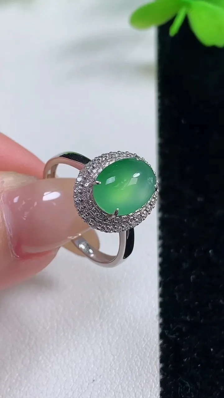 天然A货翡翠蛋面戒指，尺寸17.6-10-7.2-8.1，重量:2.70g2025年11月2日
工厂