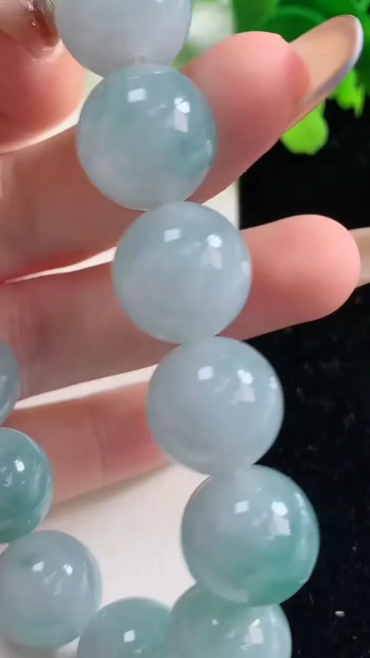 天然A货翡翠飘花圆珠手串，尺寸14.2-15颗，重量:77.26g11月2日
工厂直销收藏佳品,种好水足，色泽均匀，有种有色，上手高大气！