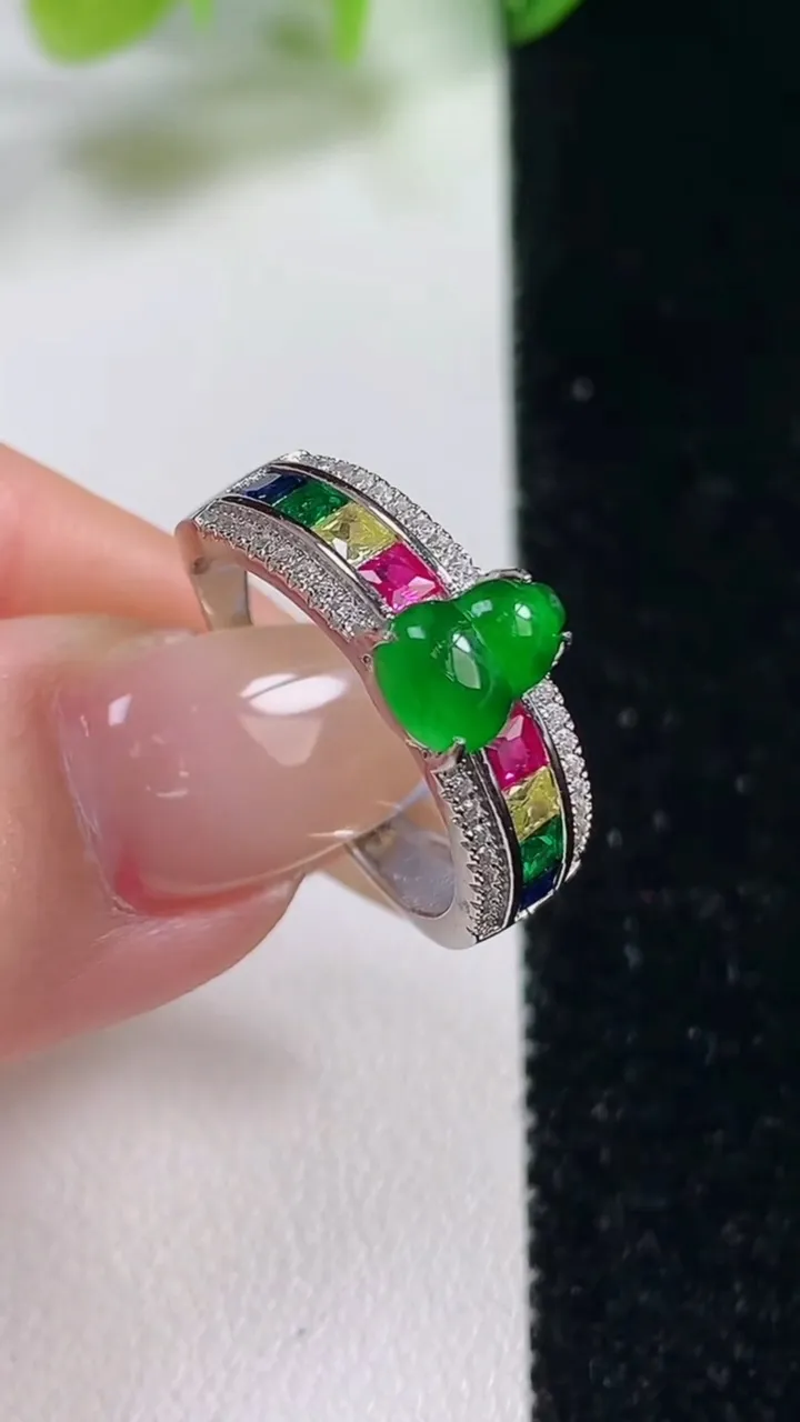 天然A货翡翠葫芦戒指，尺寸8.1-6.1-4.9，重量:3.89g2025年11月2日
工厂直销收藏