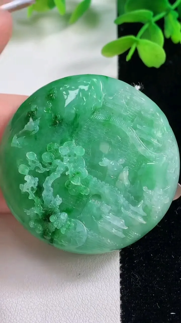 天然A货翡翠山水牌吊坠，尺寸49-12.1，重量:53.47g
11月2日