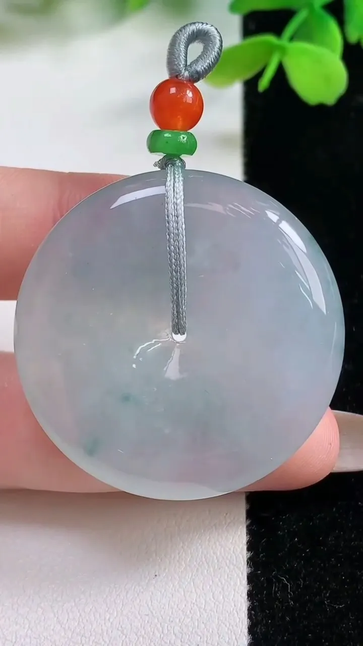 天然A货翡翠冰种飘花平安扣吊坠，尺寸36.3-6.9，重量:21.11g
11月2日