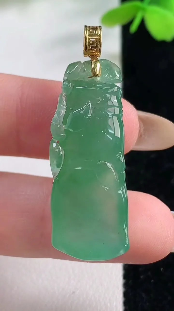 天然A货翡翠节节高升 竹节吊坠，尺寸34.7-13.3-7.4，重量:8.03g
11月2日