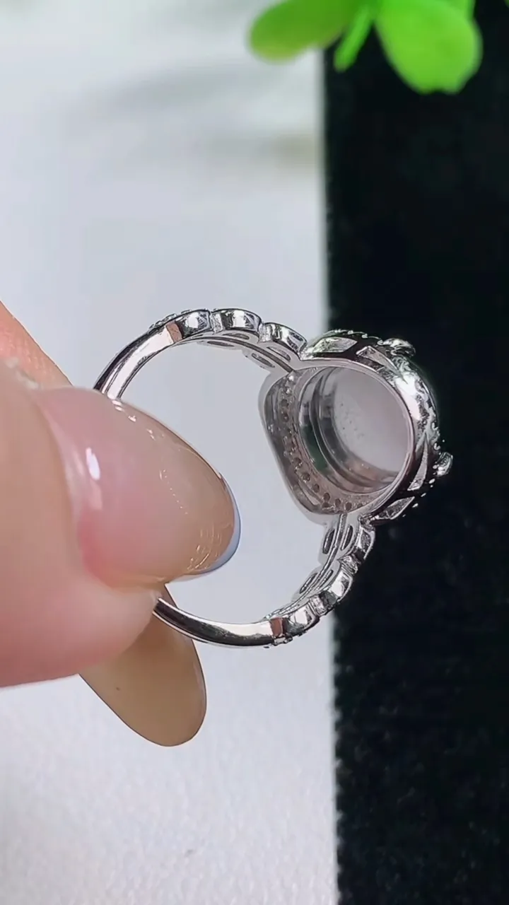 天然A货翡翠蛋面戒指，尺寸11.8-9.7-5.5，重量:2.93g2025年11月2日
工厂直销收藏佳品,种好水足，色泽均匀，有种有色，上手高大气！