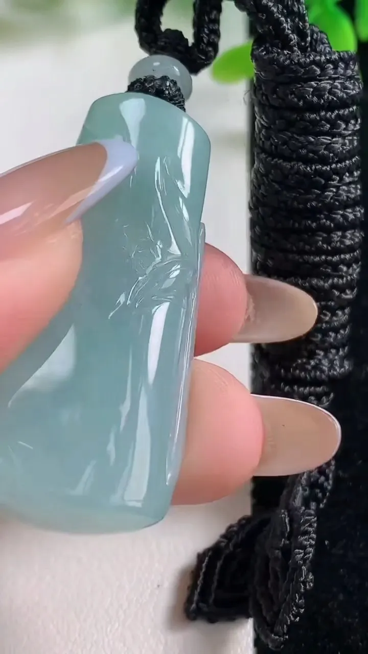 天然A货翡翠节节高升 竹节吊坠，尺寸45.2-18.6-11.4，重量:21.66g
11月2日