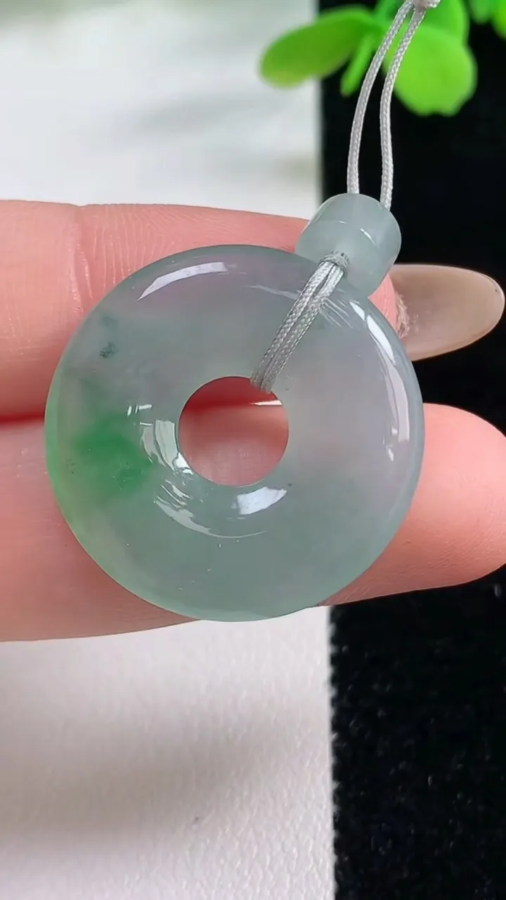 天然A货翡翠平安环吊坠，尺寸25.4-4，重量:5.73g
11月2日