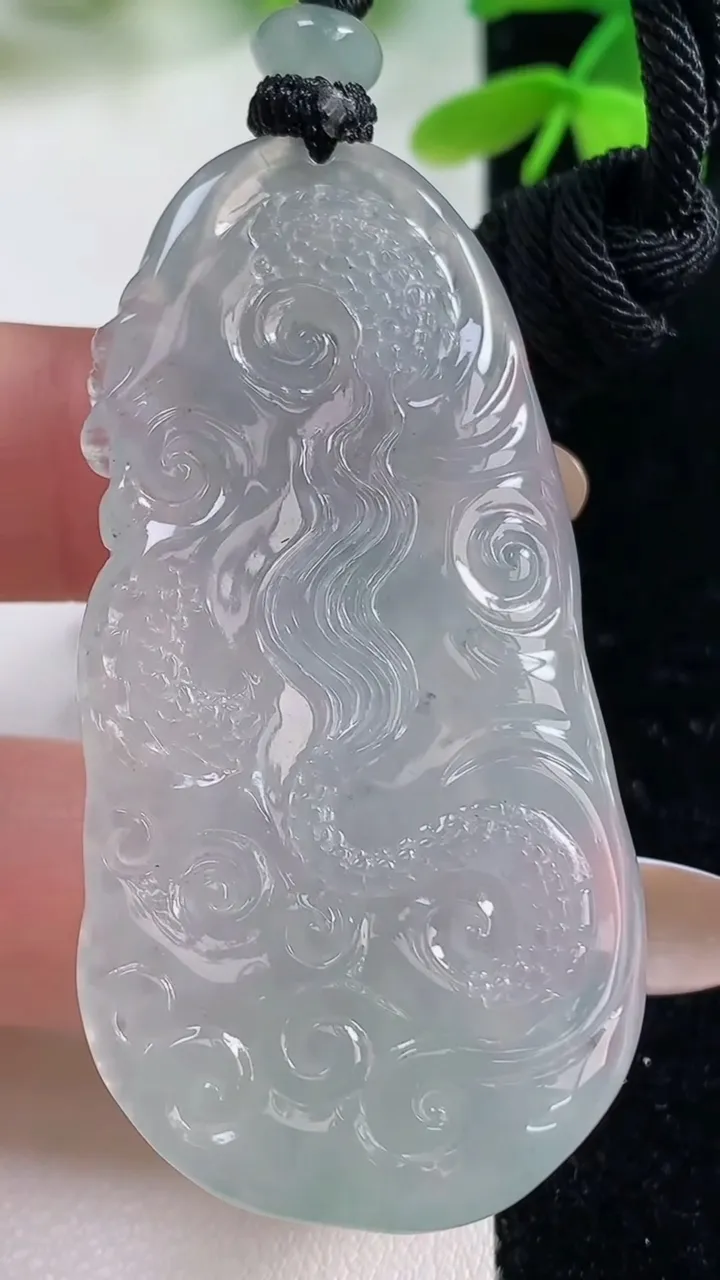 天然A货翡翠种白冰龙牌吊坠，尺寸56.7-27-10.2，重量:29.40g
11月2日