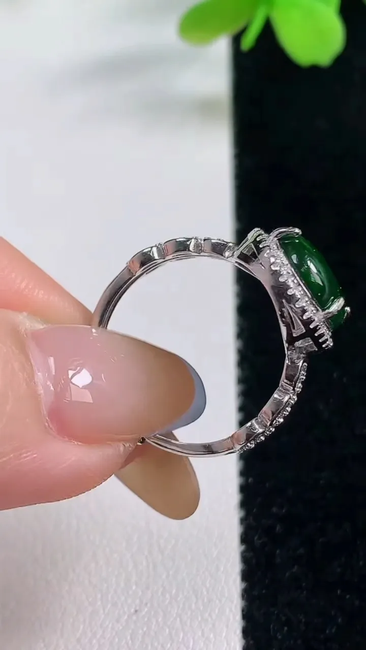 天然A货翡翠蛋面戒指，尺寸11.8-9.7-5.5，重量:2.93g2025年11月2日
工厂直销收藏佳品,种好水足，色泽均匀，有种有色，上手高大气！