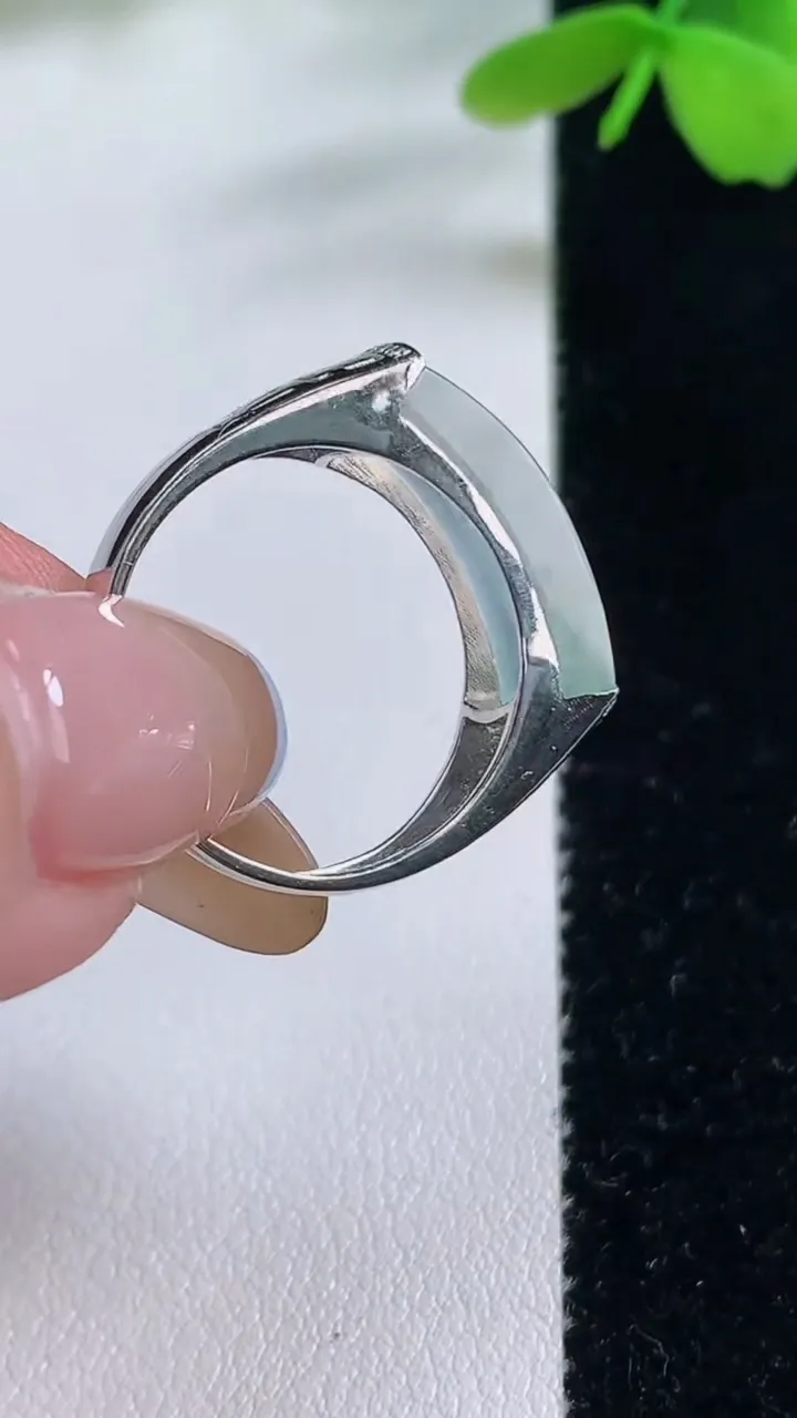 天然A货翡翠种飘花马鞍戒指，尺寸18.3-5.9-4.6，重量:4.32g2025年11月2日
工厂直销收藏佳品,种好水足，色泽均匀，有种有色，上手高大气！