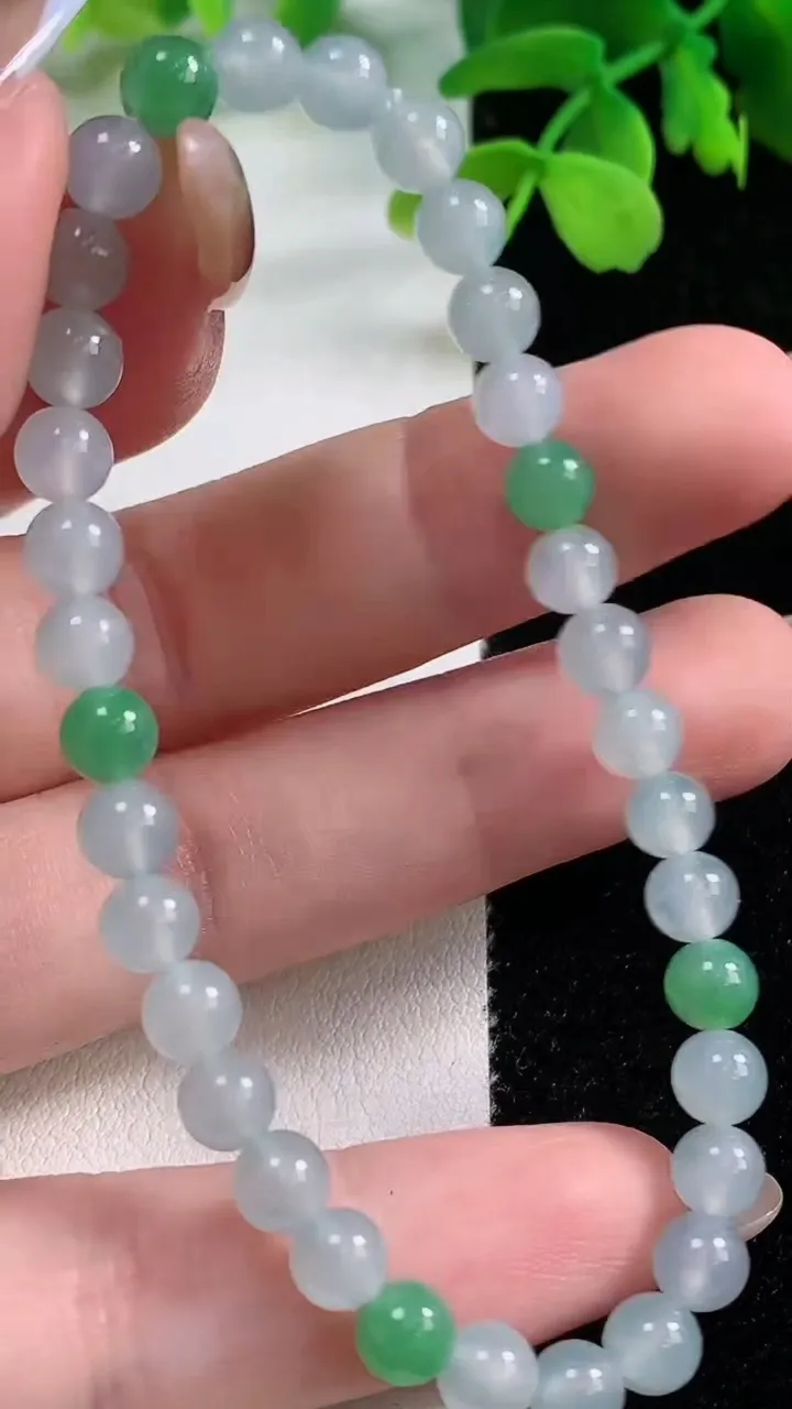 天然A货翡翠圆珠手串，尺寸5.2-34颗，重量:8.81g11月2日
工厂直销收藏佳品,种好水足，色