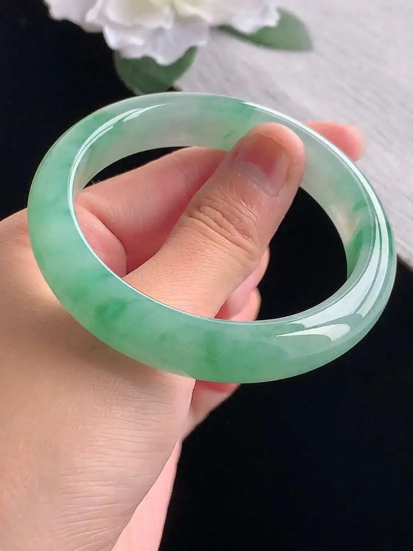 a货翡翠老坑冰种飘绿正装正圈手镯55-56圈口，尺寸55.8×12.4×8mm 重量56.35g 1101