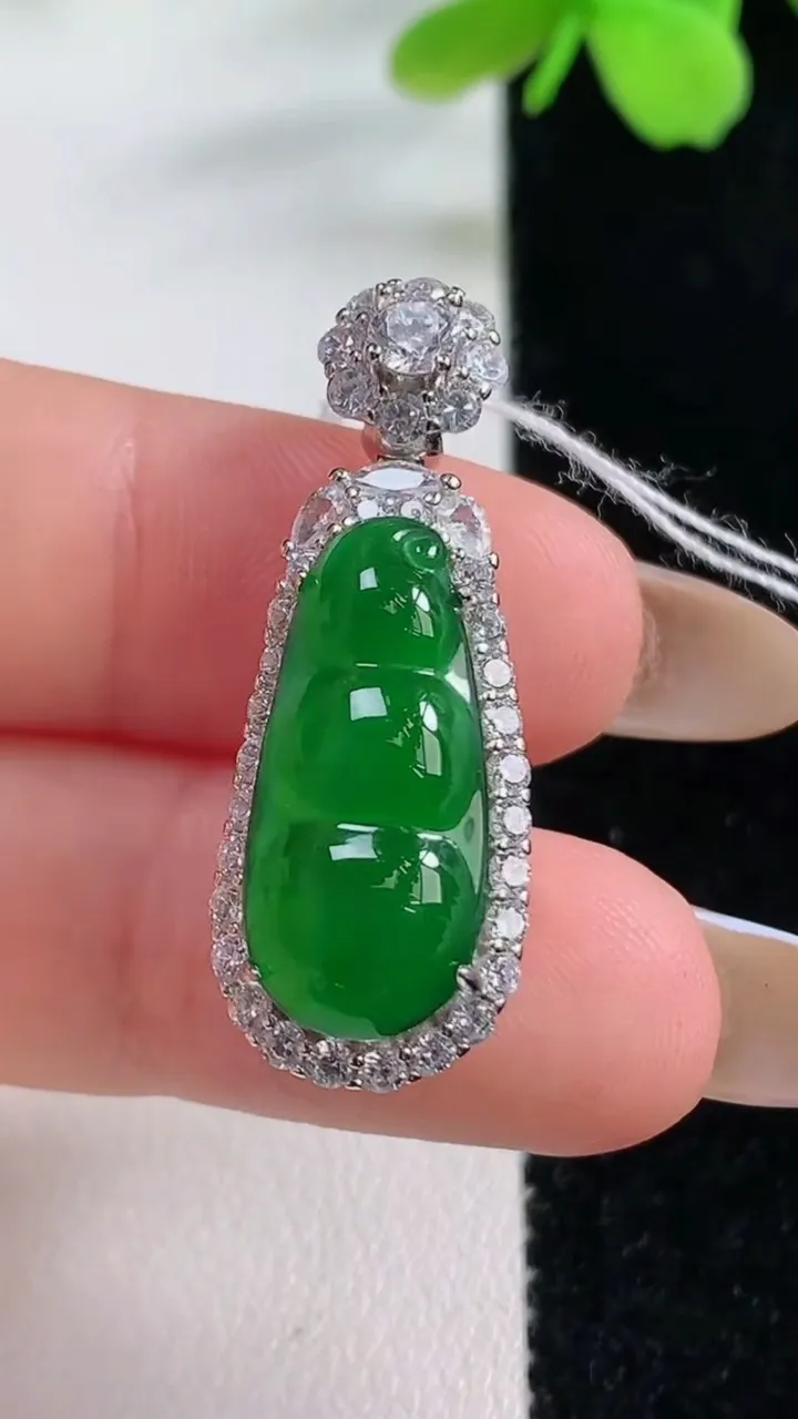 天然A货翡翠福豆吊坠，尺寸32.7-12-9.8，裸石19.7-9重量:4.09g
11月2日