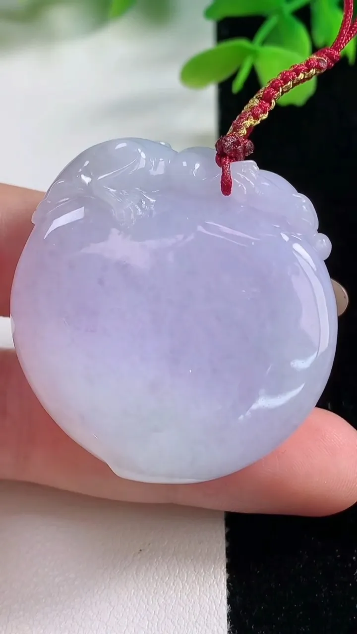 天然A货翡翠春带彩紫罗兰寿桃吊坠，尺寸41.6-38-12.7，重量:41.82g
11月2日