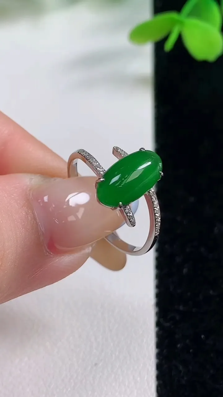 天然A货翡翠蛋面戒指，尺寸17.5-11.4-5.6-4.4，重量:2.61g2025年11月2日
