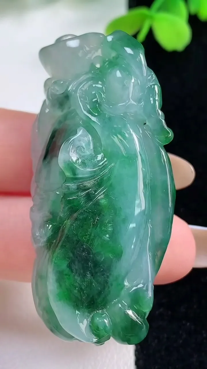 天然A货翡翠佛手瓜吊坠，尺寸53.3-21.3-13，重量:31.43g
11月2日