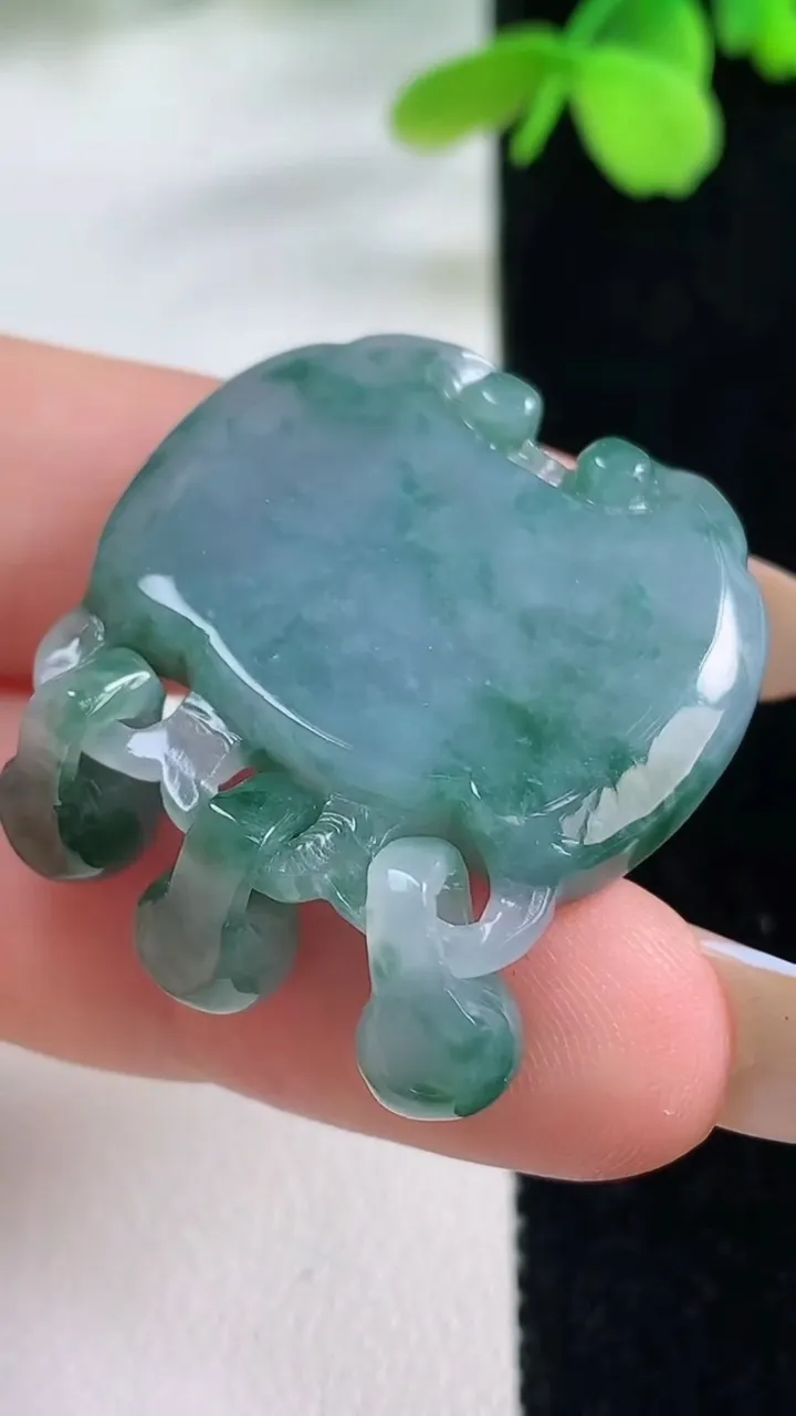 天然A货翡翠冰种飘花平安锁吊坠，尺寸32-28.4-6.1，重量:12.17g
11月2日